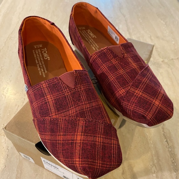 🤩Host Pick🤩 NWT NIB Tom Classic Red Plaid Slip On Shoes, 7.5 - Picture 1 of 10